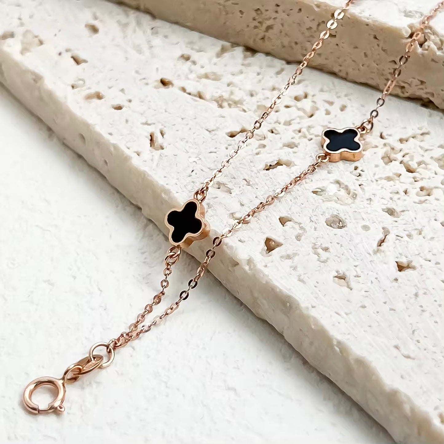La pulsera del trébol negro