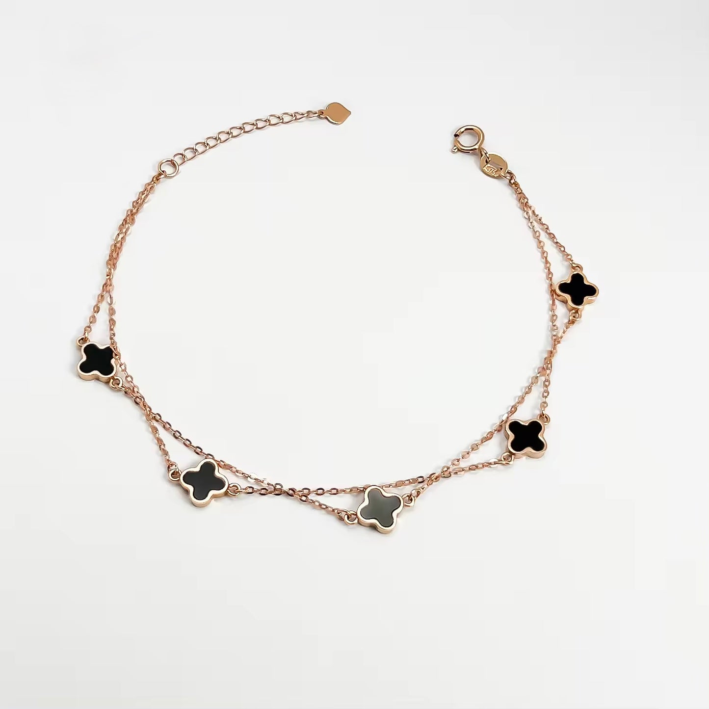 La pulsera del trébol negro