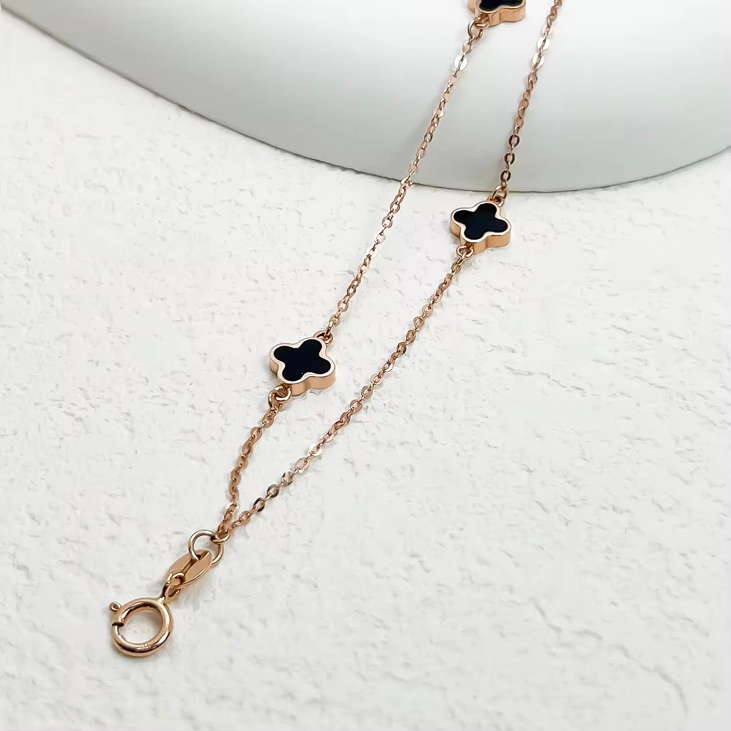 La pulsera del trébol negro