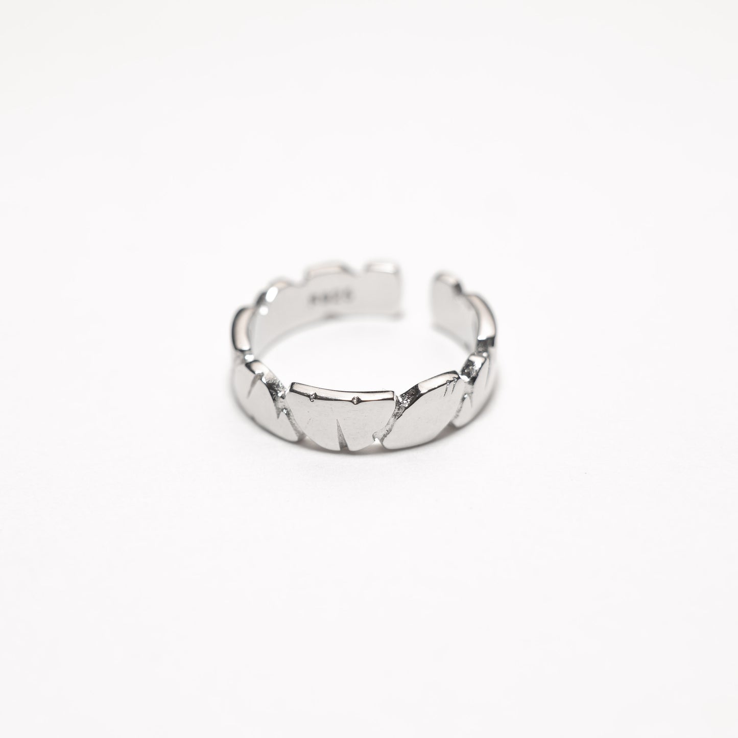 Bague en pierre sculptée