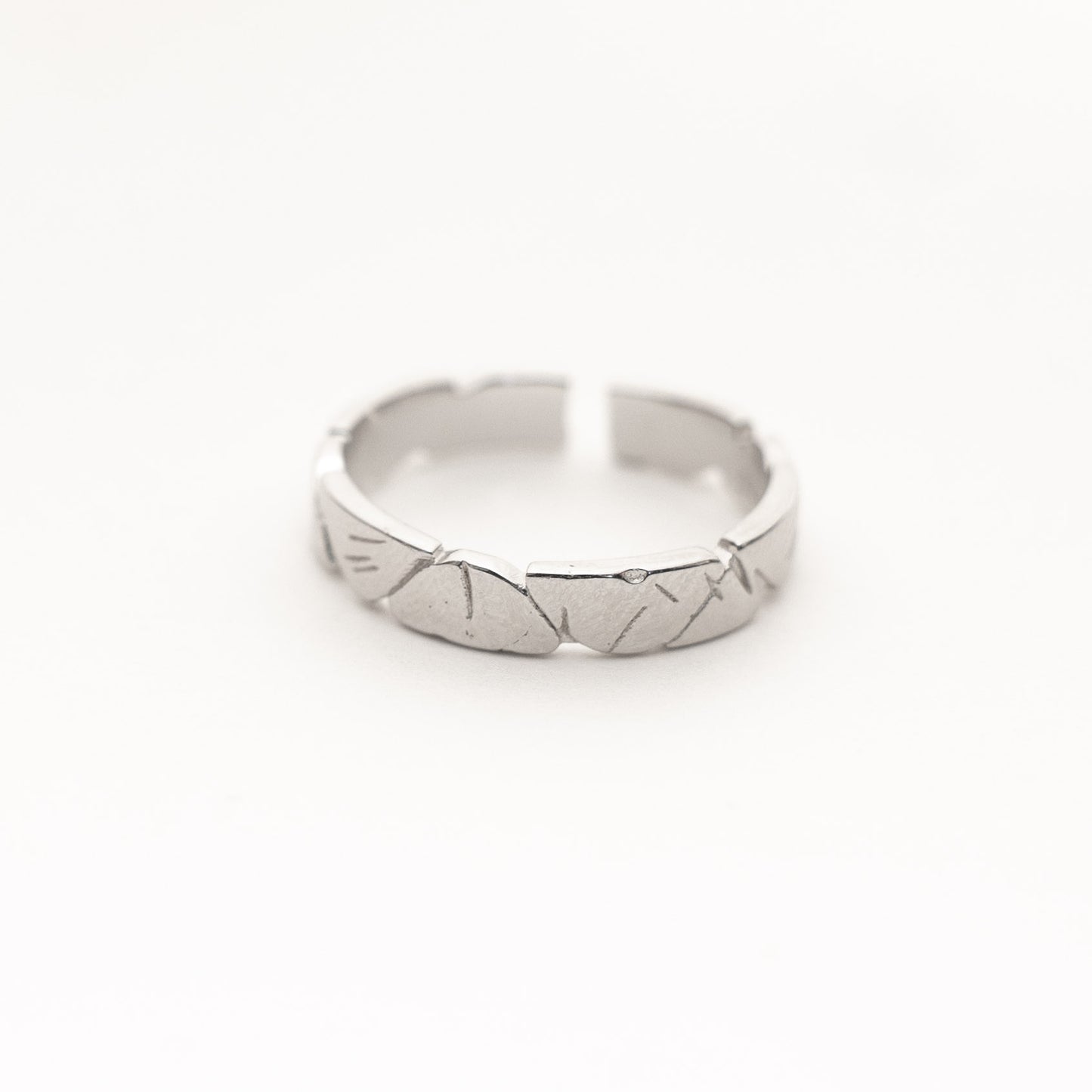 Bague en pierre sculptée