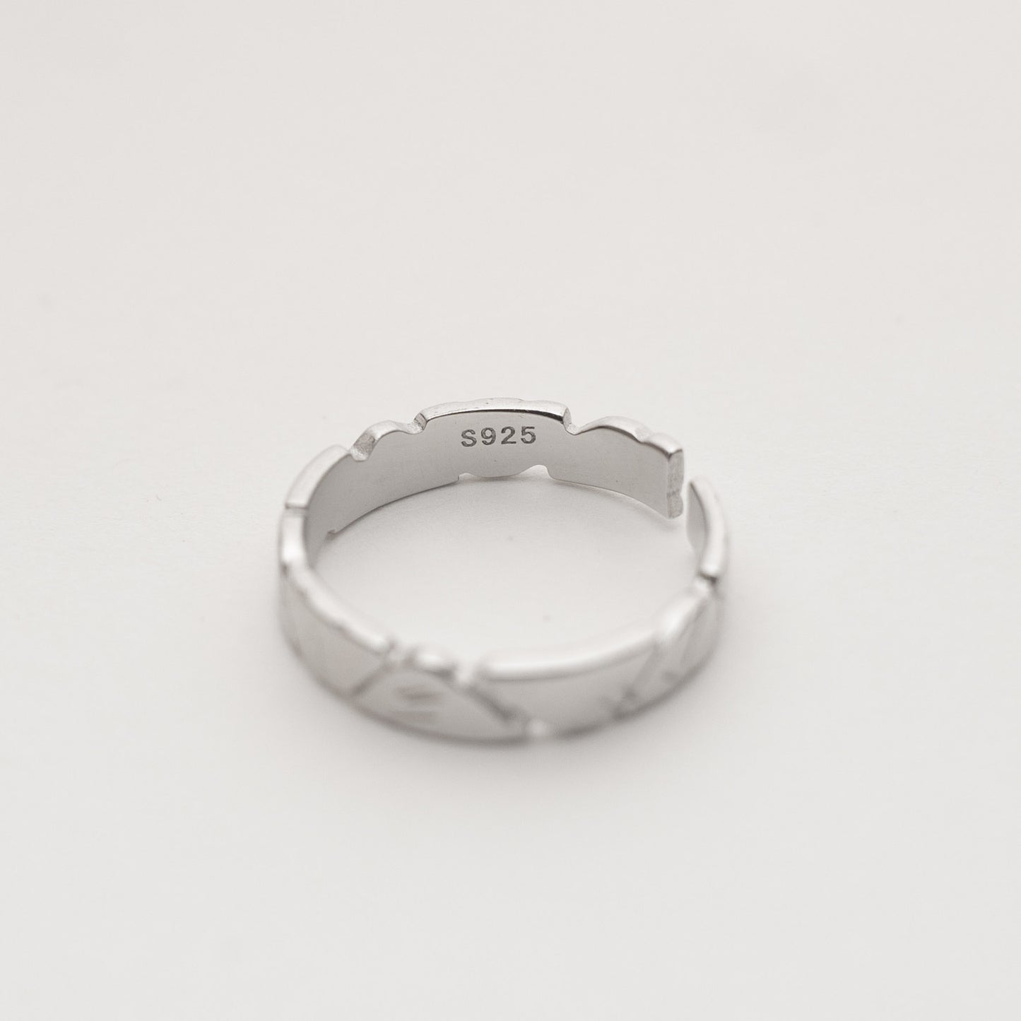 Bague en pierre sculptée