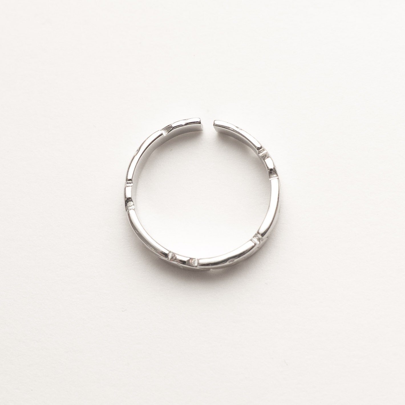 Bague en pierre sculptée